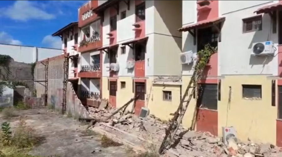 Muro de condomínio desaba e danifica apartamentos em Fortaleza