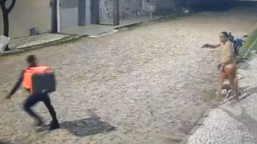Entregador é baleado após ser confundido com assaltante em frente a condomínio em Fortaleza
