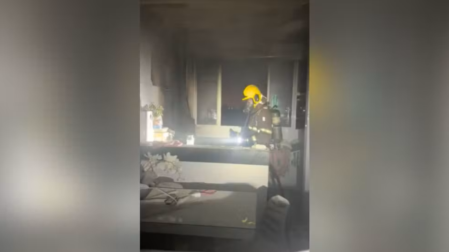 Botijão de gás pega fogo durante incêndio em cozinha de apartamento e prédio é evacuado em Uberlândia