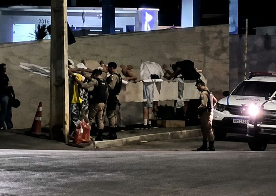 Porteiro é agredido após impedir entrada de motociclista que fugia de abordagem policial em condomínio