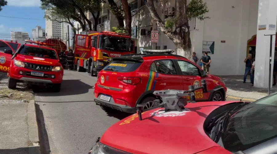 Incêndio em prédio comercial deixa cinco feridos no centro do Recife