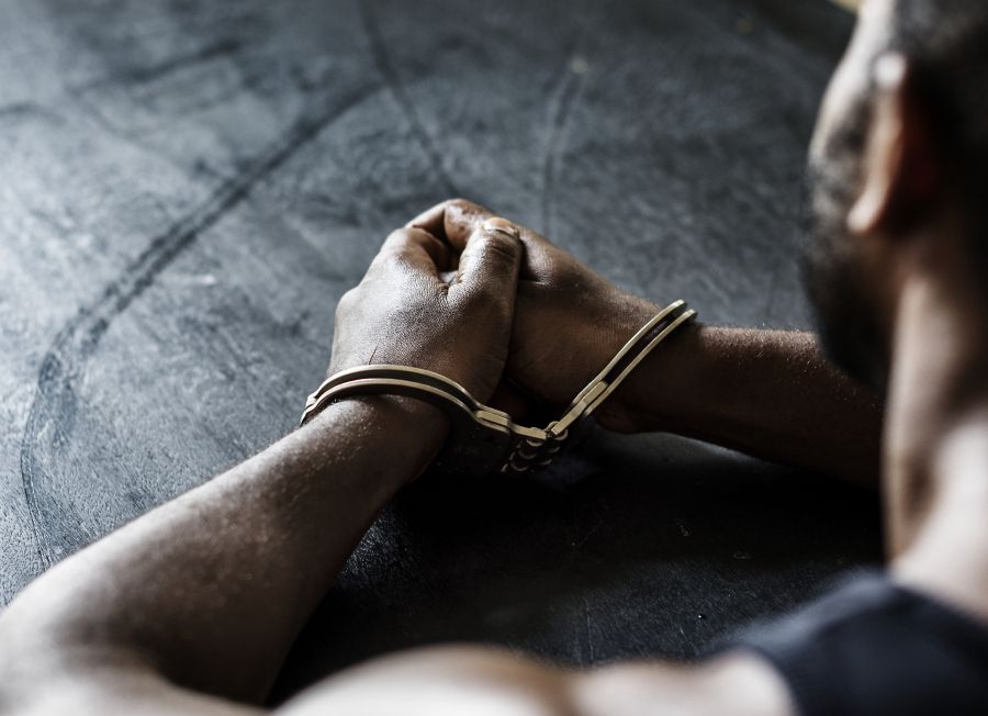 Homem é preso por violência e perturbação em condomínio de SC
