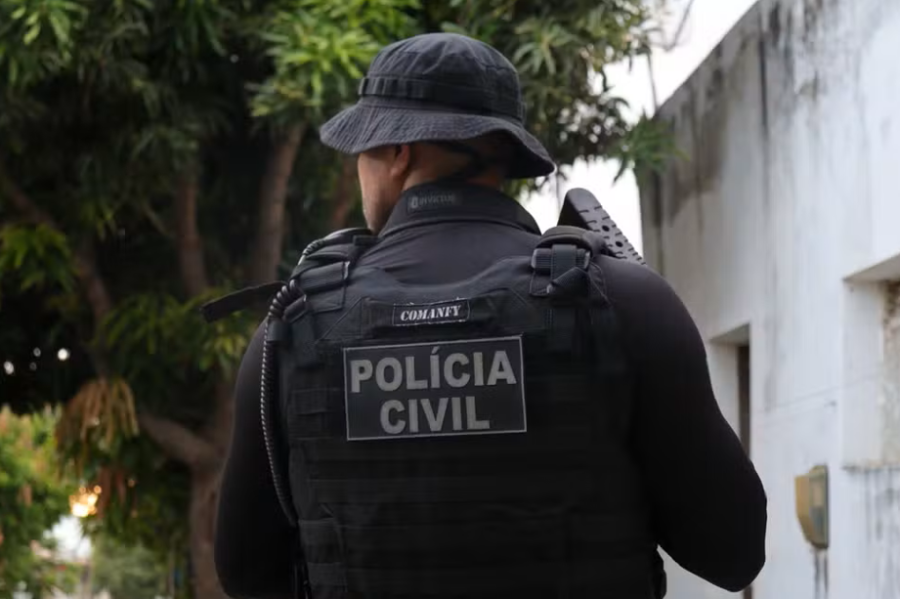 Mulher é presa suspeita de injúria racial após discussão em condomínio de Natal
