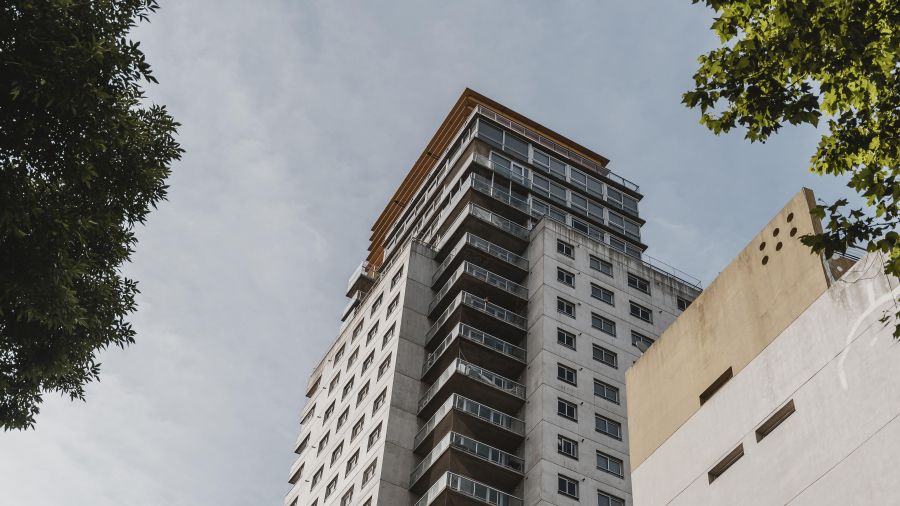 Prédio no centro de Blumenau é evacuado após forte vibração e assusta moradores