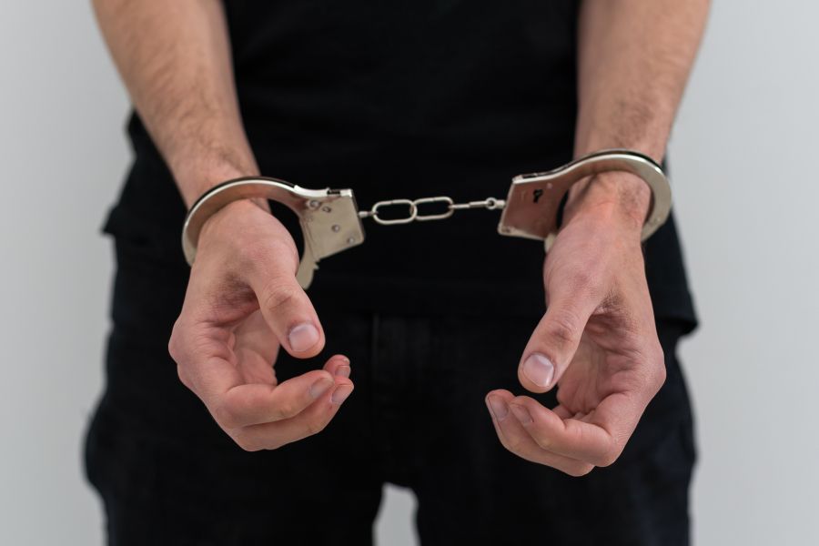 Policial é preso por injúria racial durante reunião de condomínio