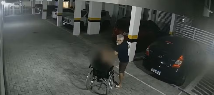 Pai é flagrado agredindo filho cadeirante dentro de condomínio em João Pessoa; caso é investigado