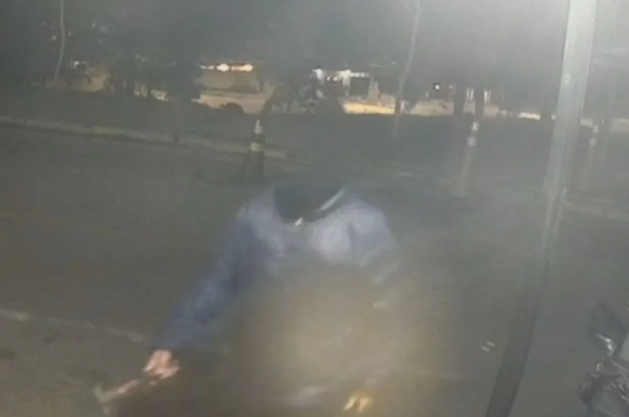 Homem mascarado é flagrado destruindo carros estacionados em condomínio de São Paulo
