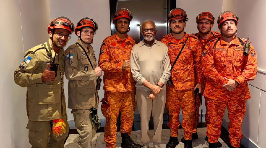 Gilberto Gil é resgatado pelos bombeiros após ficar preso em elevador no Rio de Janeiro