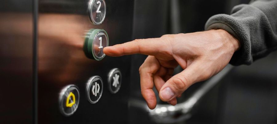 Condomínio pode cobrar taxa extra pelo uso do elevador em mudanças? Entenda o que diz a lei