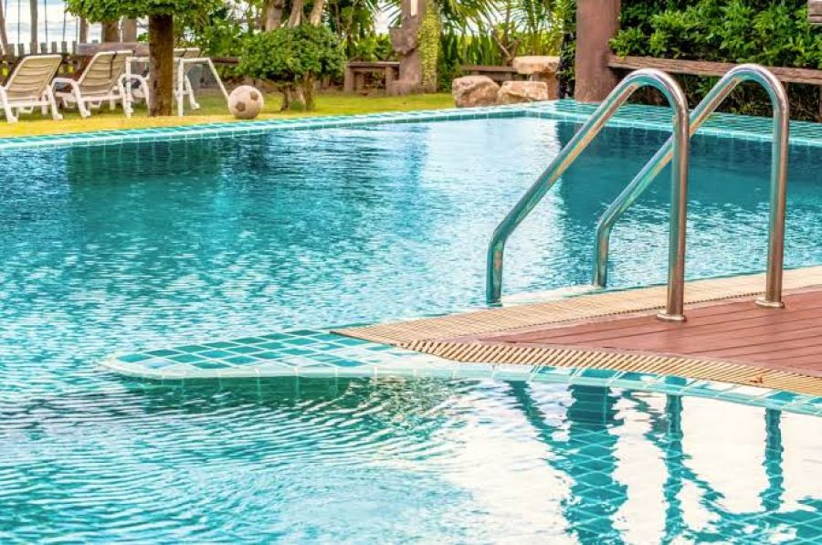 Piscinas em condomínios exigem regras para garantir segurança e boa convivência