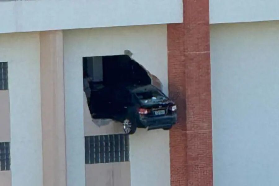 Carro fica pendurado após romper fachada de estacionamento em condomínio na Grande BH