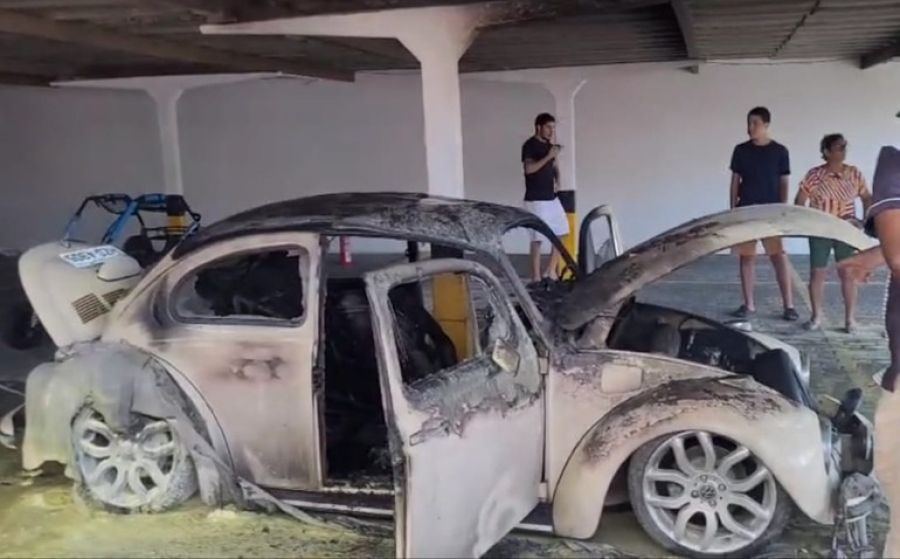 Fusca pega fogo dentro de garagem de condomínio no bairro Grageru, em Aracaju