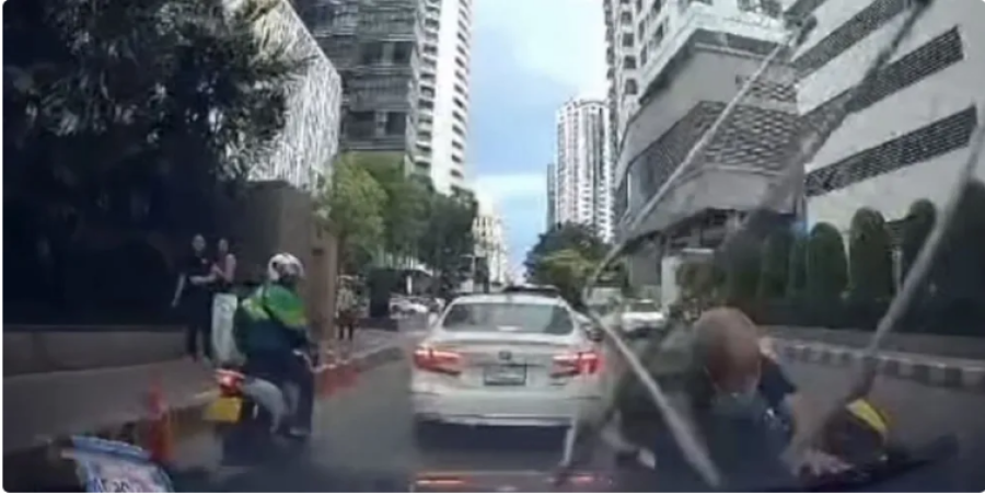 Varal despenca de prédio em Bangkok e atinge moto com duas pessoas