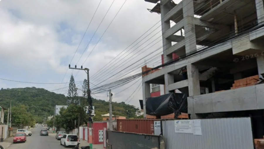Elevador de prédio em obra cai, mata trabalhador e deixa outro ferido em Santa Catarina