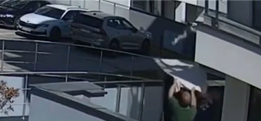 Menina de 4 anos sobrevive após cair do quinto andar de prédio na Polônia