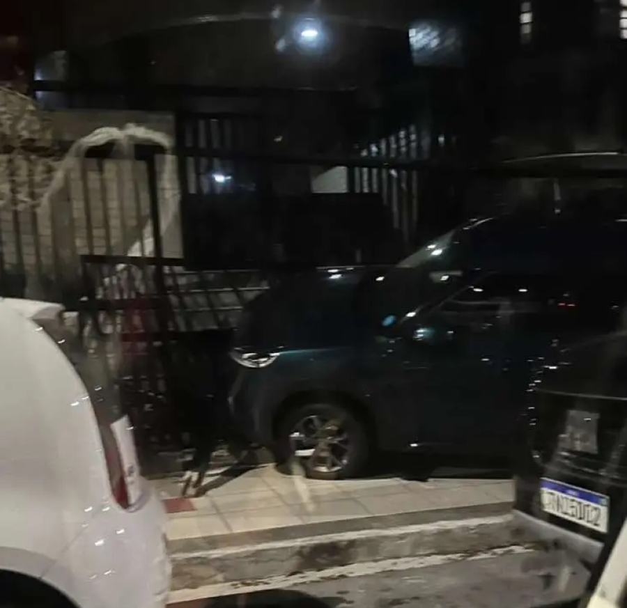 Motorista perde o controle e avança contra mulheres e crianças na saída de condomínio em Maceió
