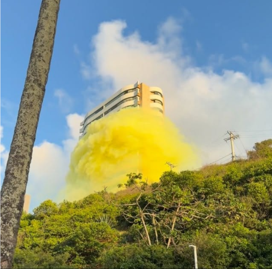 Fumaça colorida de corrida atinge prédio residencial em Salvador e gera críticas nas redes sociais