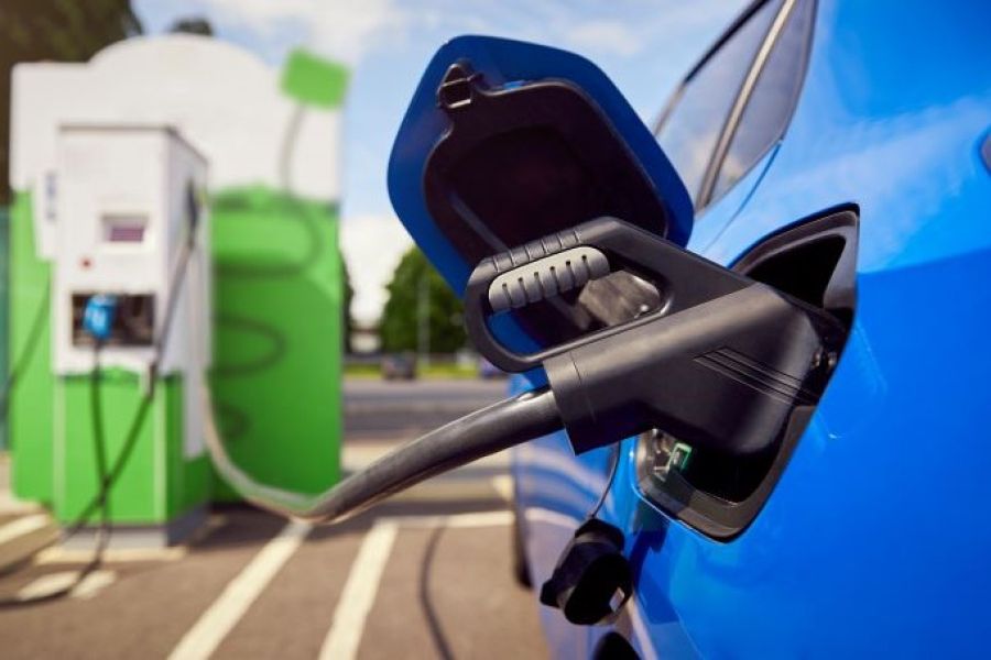 Rede de recarga para carros elétricos cresce no Brasil e pode reduzir pressão por carregadores em condomínios