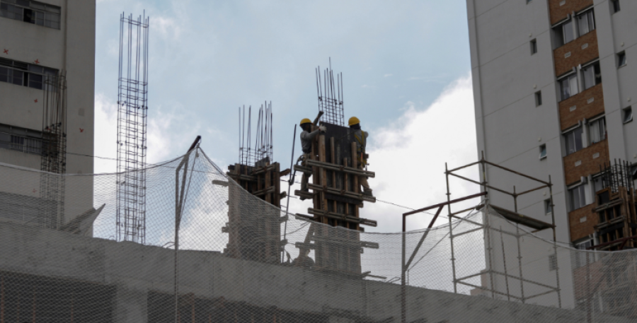 Fim da escala 6x1 pode elevar custos e atrasar obras, alerta CBIC
