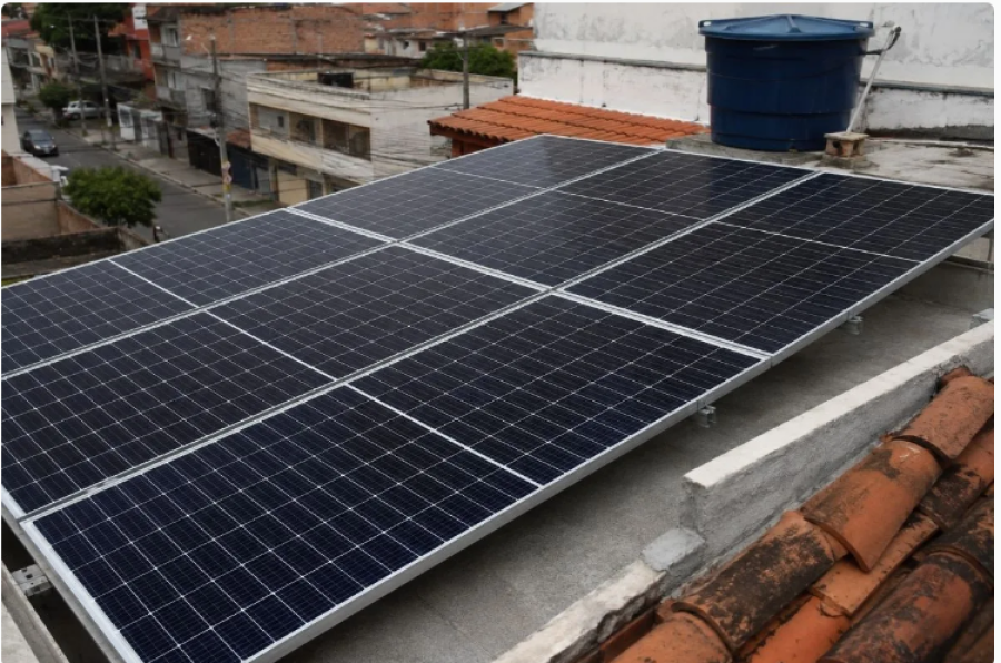 Morador instala placas solares e condomínio exige retirada por uso de telhado coletivo