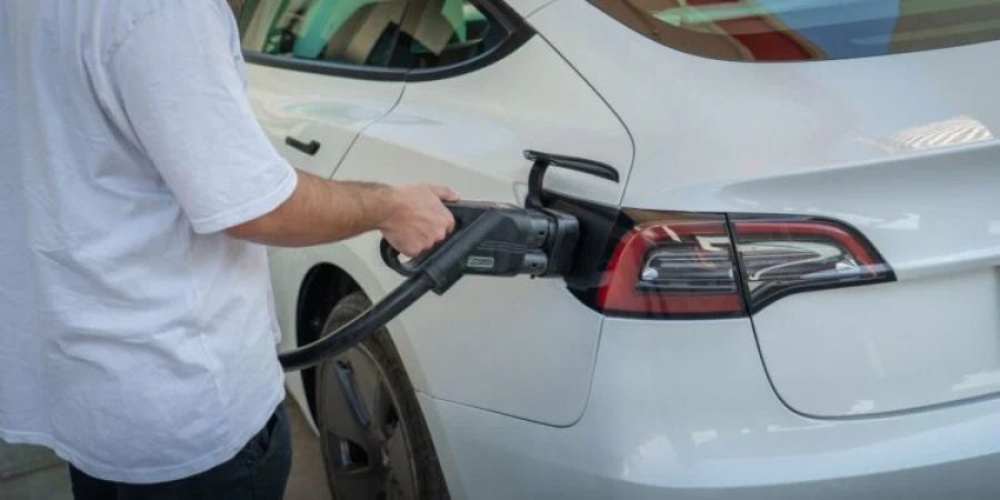 Carro elétrico de R$ 150 mil gera disputa entre morador e condomínio por instalação de carregador
