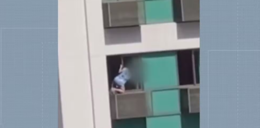 Mulheres se arriscam em apartamentos para limpar vidros em andares altos no Rio