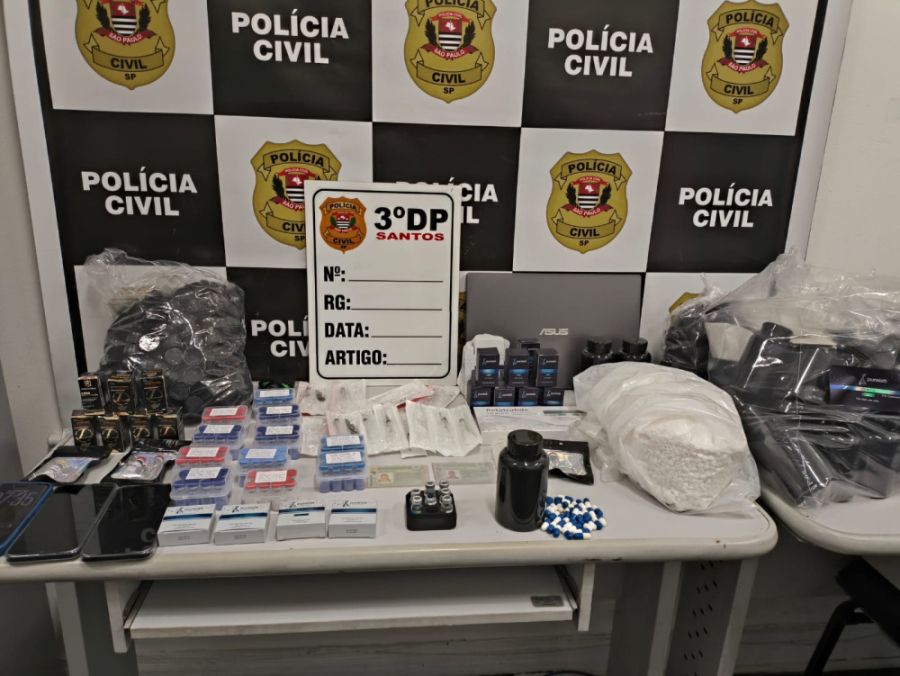 Homem é preso após polícia encontrar centenas de medicamentos e hormônios em apartamento de Santos