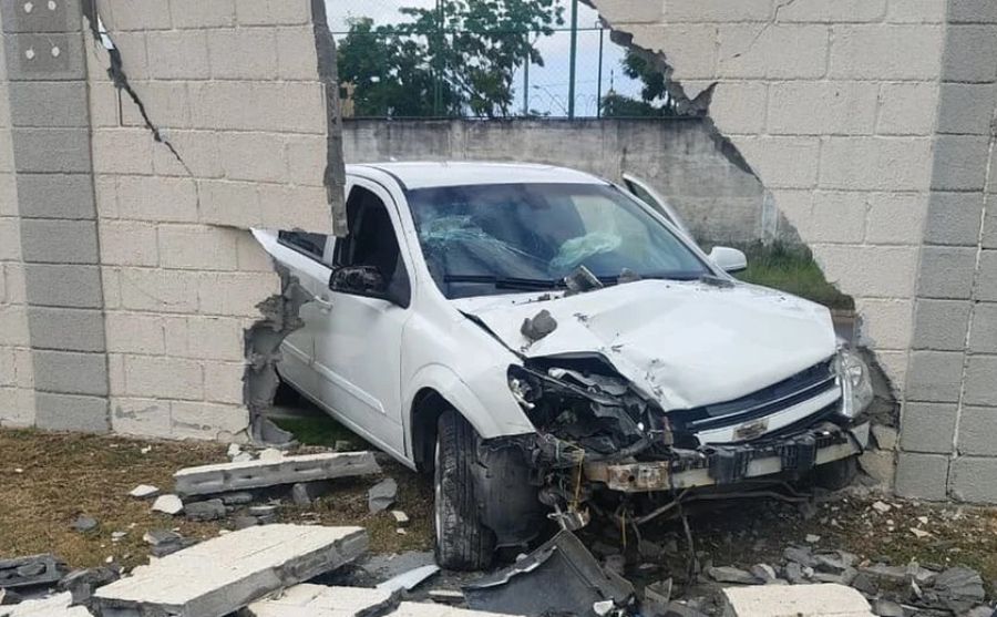 Carro derruba muro de condomínio no Antares e ocupantes fogem após colisão