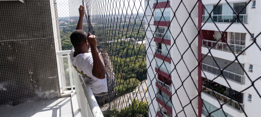 Instalador se joga contra rede de proteção no 28º andar para demonstrar resistência do equipamento