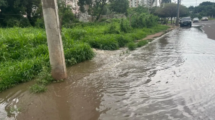 Esgoto a céu aberto causa transtornos em condomínio