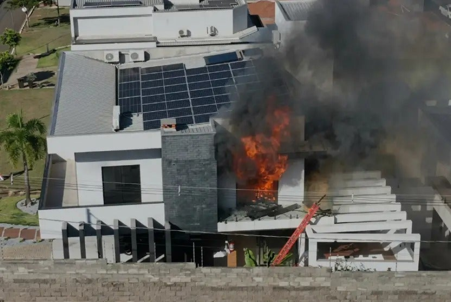 Incêndio destrói quarto de casa e mobiliza bombeiros em condomínio de Umuarama (PR)