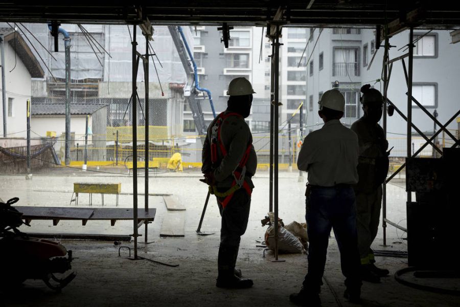 Fim da escala 6x1 pode exigir 288 mil trabalhadores e encarecer imóveis, alerta setor da construção