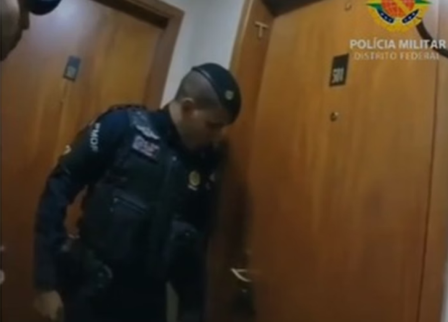 PM arromba porta de apartamento e encontra idoso caído em varanda