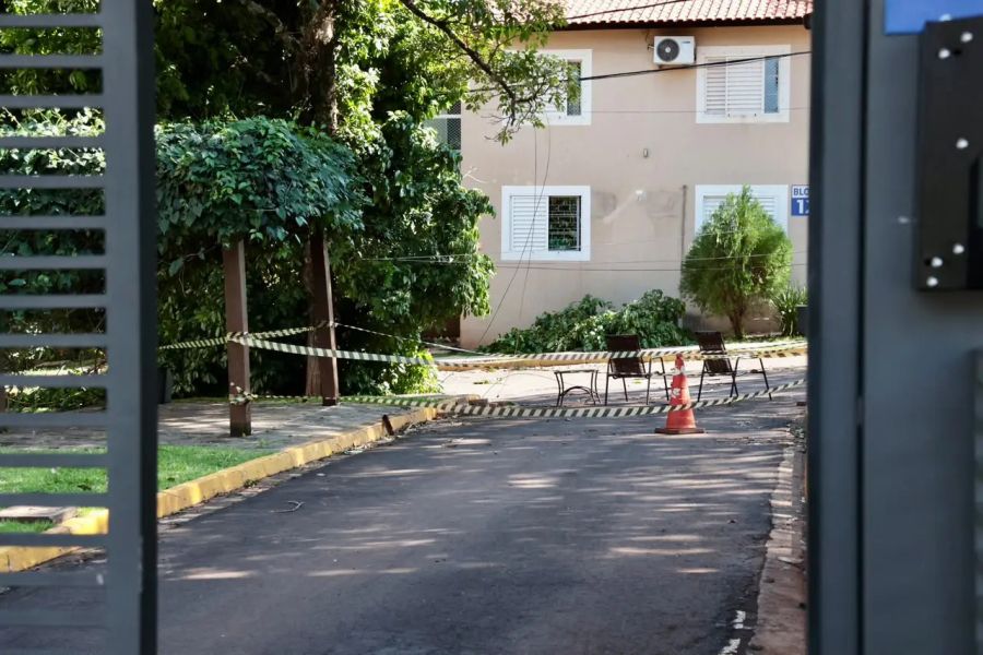 Fios caem em condomínio durante temporal e pegam fogo em Campo Grande