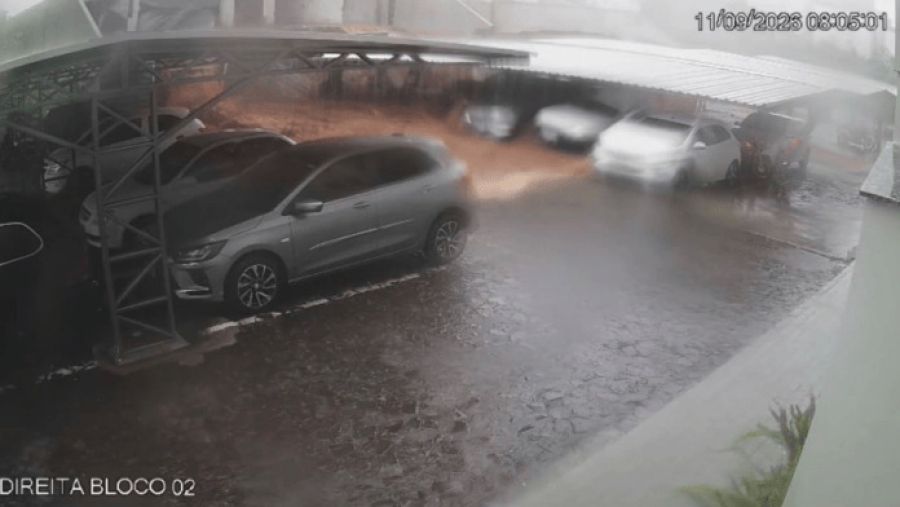Muro desaba após forte chuva e lama invade garagem de prédio em SC
