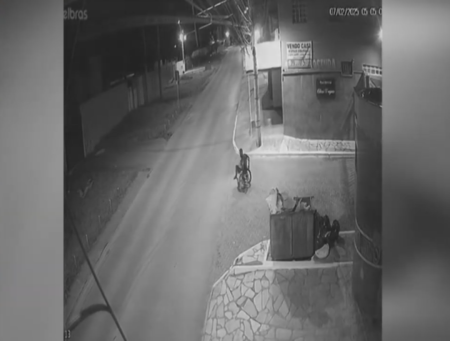 Falso cadeirante furta bateria de portão em condomínio