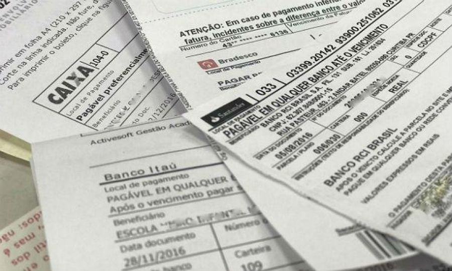 Boleto emitido após ordem judicial de suspensão de cobrança gera dano moral