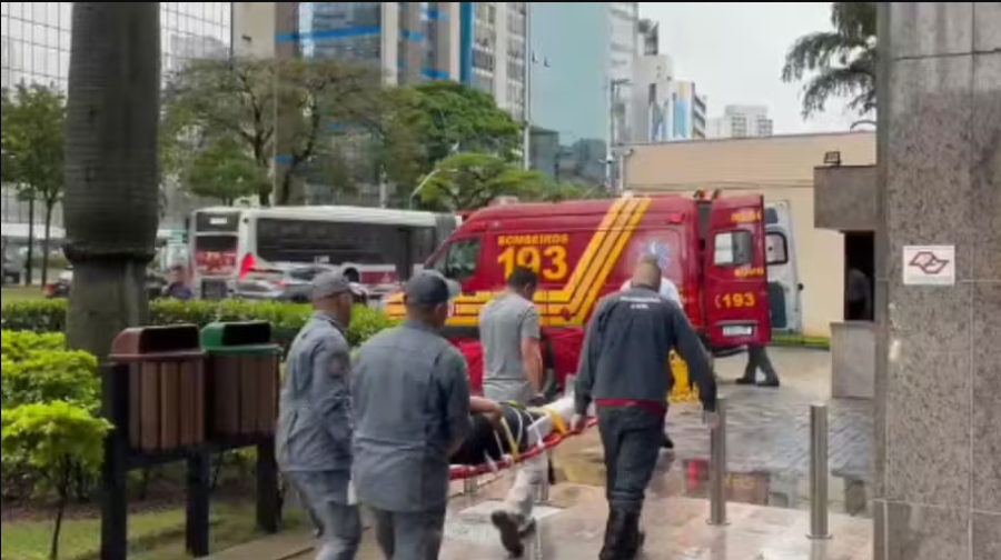 Marquise desaba e deixa duas pessoas atingidas em prédio na Faria Lima, em São Paulo