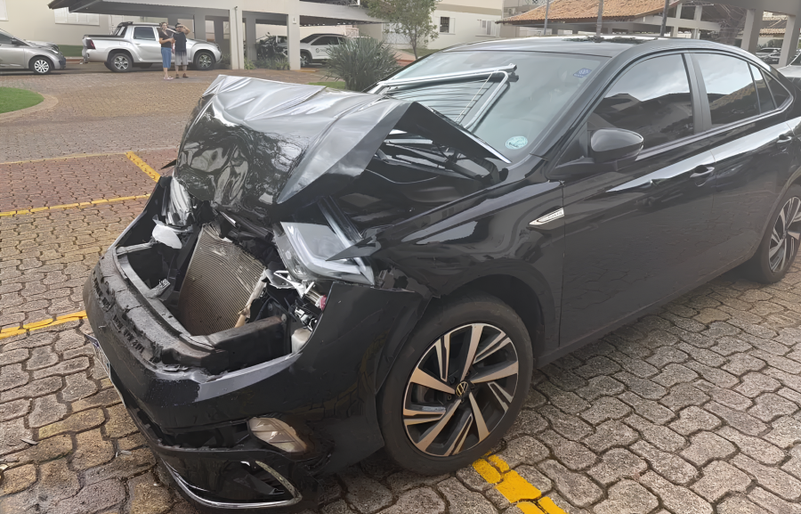 Briga por vaga de garagem em condomínio termina com carro destruído