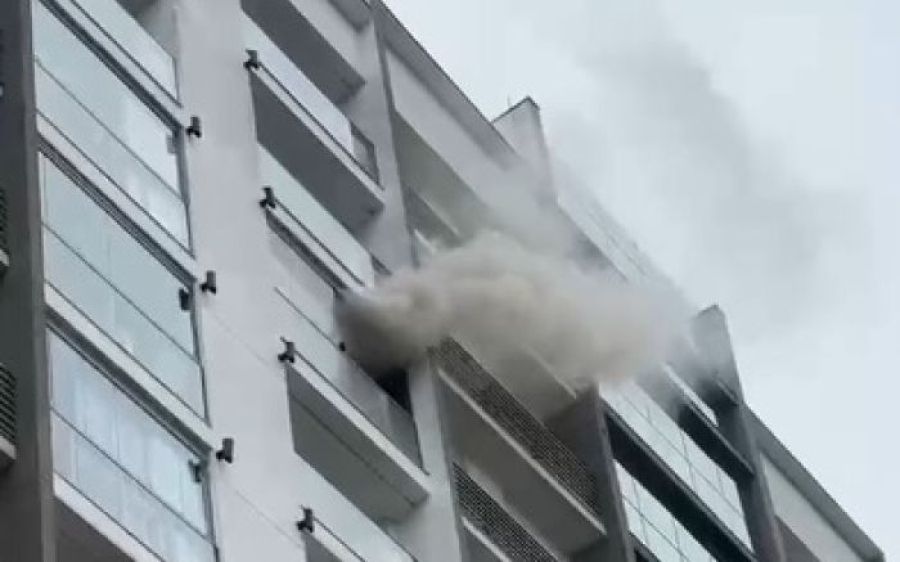 Suspeita de incêndio em prédio mobiliza bombeiros em Itajaí