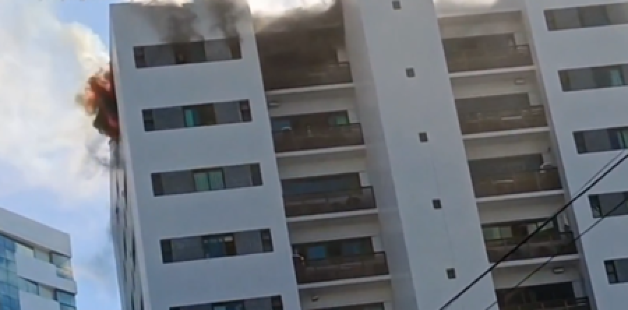 Incêndio atinge apartamento no último andar de prédio em Boa Viagem, no Recife