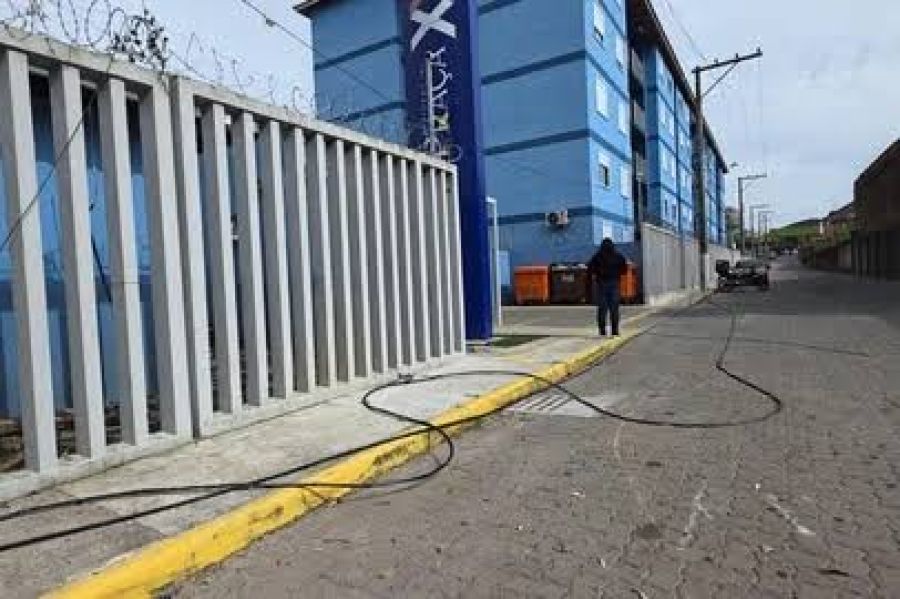 Fios de alta tensão ficam ao alcance de pedestres após temporal em condomínio de Pelotas