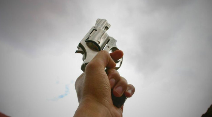 Policial discute com segurança de condomínio e dispara tiro para o alto