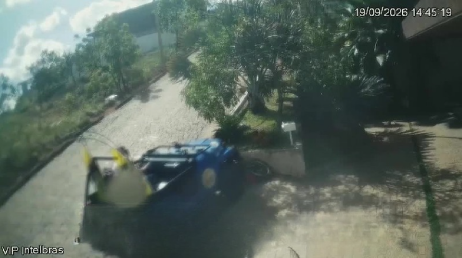 Ex-prefeito é flagrado destruindo motocicleta com carro dentro de condomínio em Três Marias (MG)