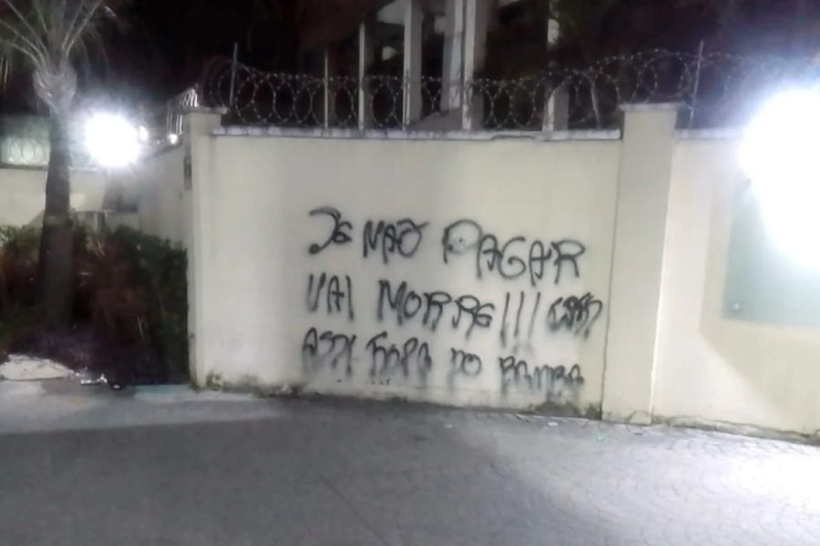 Condomínio é vandalizado após moradores recusarem suposta taxa de segurança de R$ 25 mil