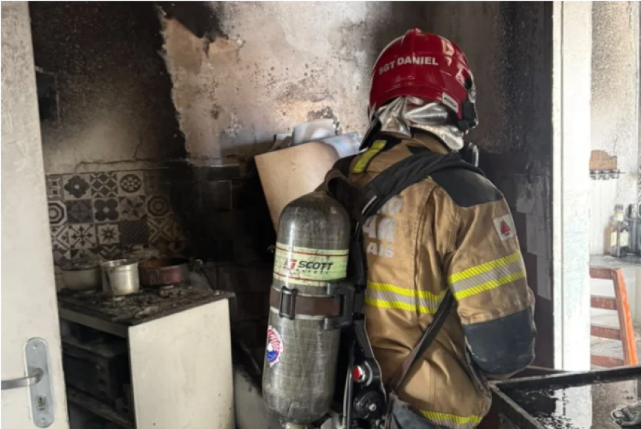 Incêndio atinge apartamento e nove moradores são retirados de prédio em Juiz de Fora