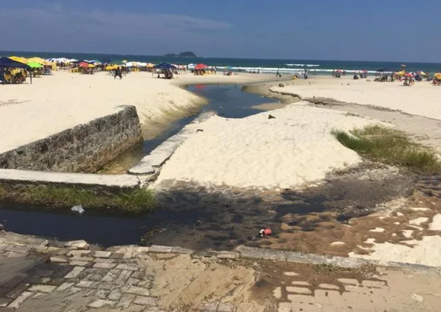 Praia fica imprópria para banho e condomínio é multado