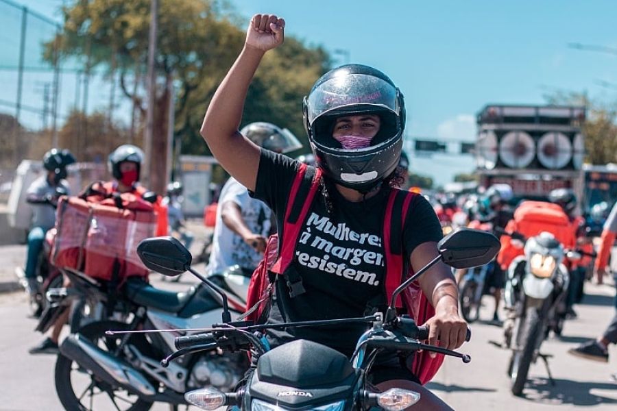 Motoboys quebram portão de condomínio após agressão a colega