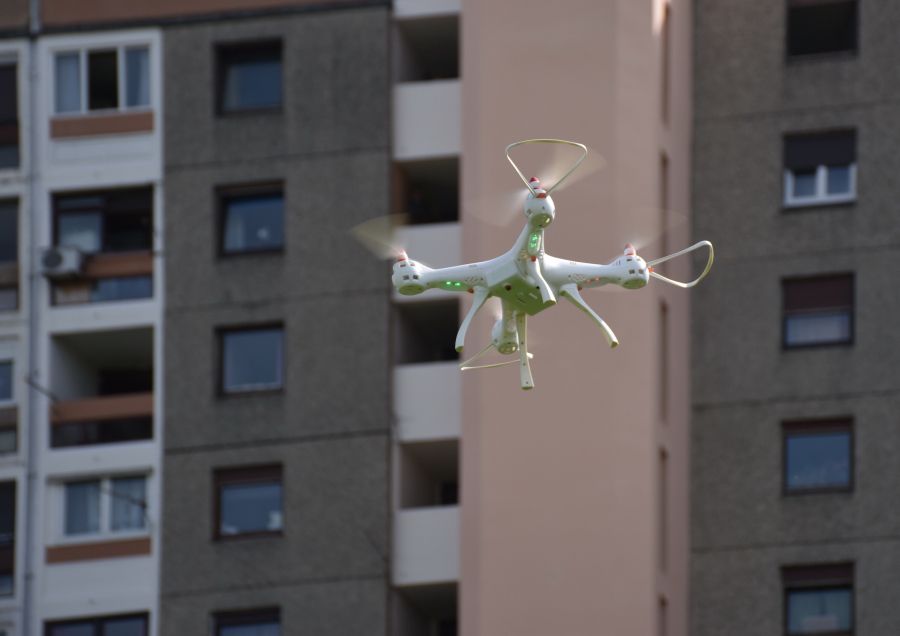 Drone flagra empresária nua em apartamento de São Vicente