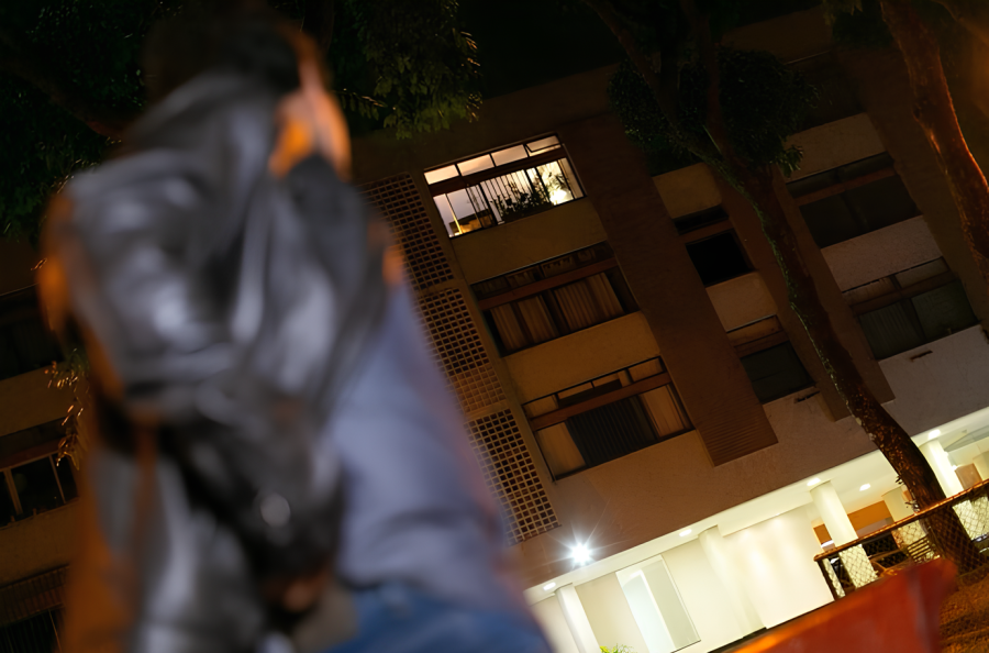 Homem escala prédio para furtar ar-condicionado